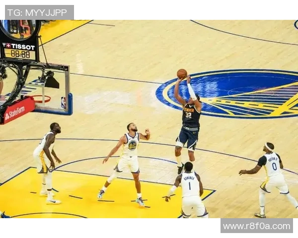 库里神勇上演辕门射戟切球反击接球速射三分倒地命中全场沸腾